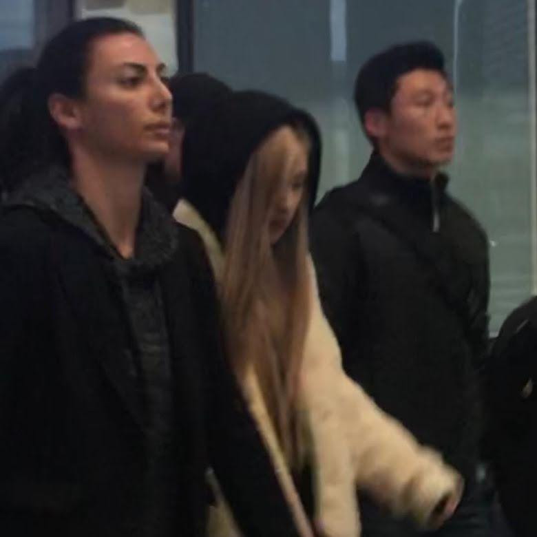 Cô sở hữu sống mũi cao, gương mặt cá tính.