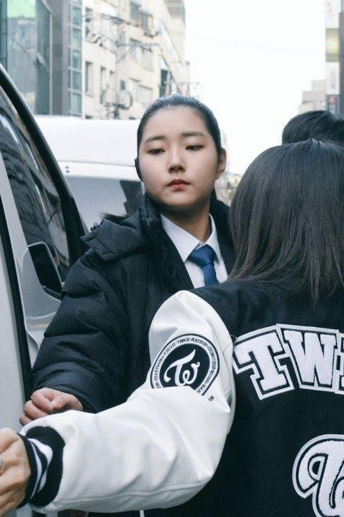 Các nữ vệ sĩ của Twice gây sốt với vẻ đẹp lạnh lùng.