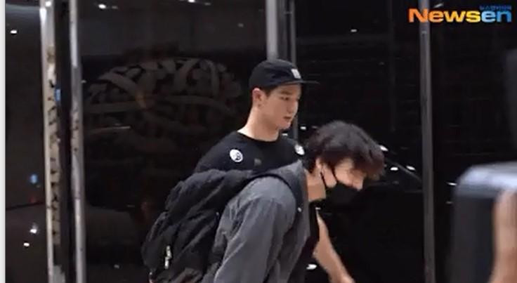 Người hâm mộ cũng phát hiện anh đi theo các chàng trai của TXT. Nhờ đó, anh có đến hai nhóm fan.