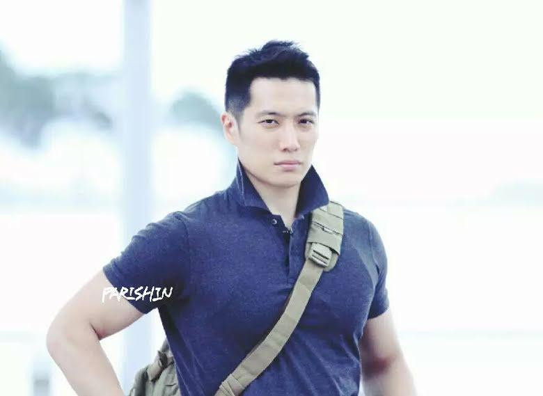 Anh sở hữu gương mặt nam tính, lạnh lùng, cùng thân hình cơ bắp, rắn rỏi.