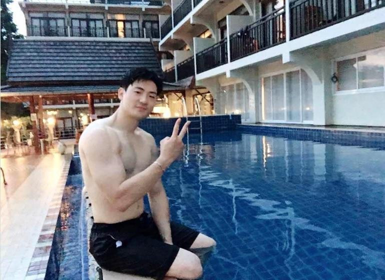 Anh sở hữu gương mặt điển trai, thân hình lực lưỡng và làn da trắng bật tông.