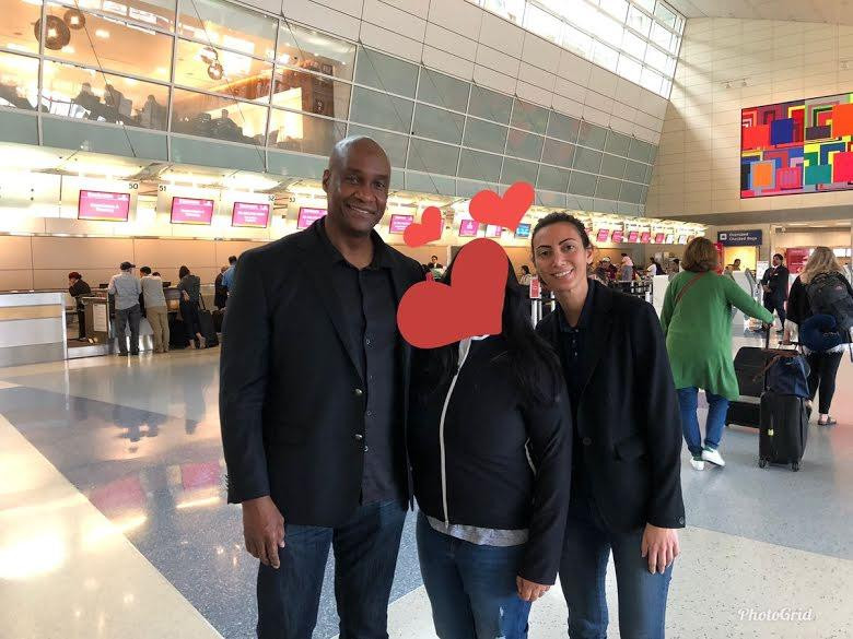 Nhiều người hâm mộ con xin chụp ảnh cùng cô ấy.