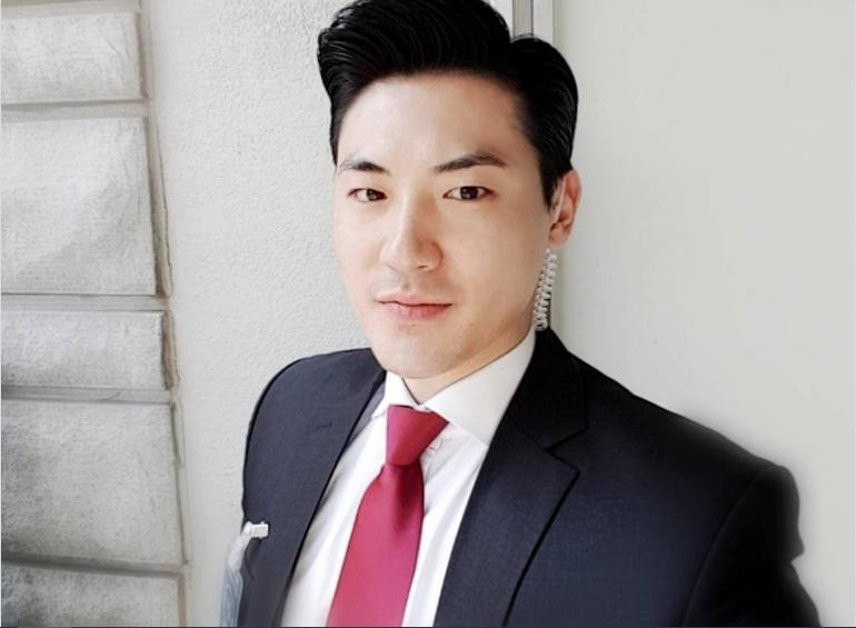 Từ trang phục đời thường đến Âu phục, anh đều toát ra khí chất của tài tử điện ảnh.