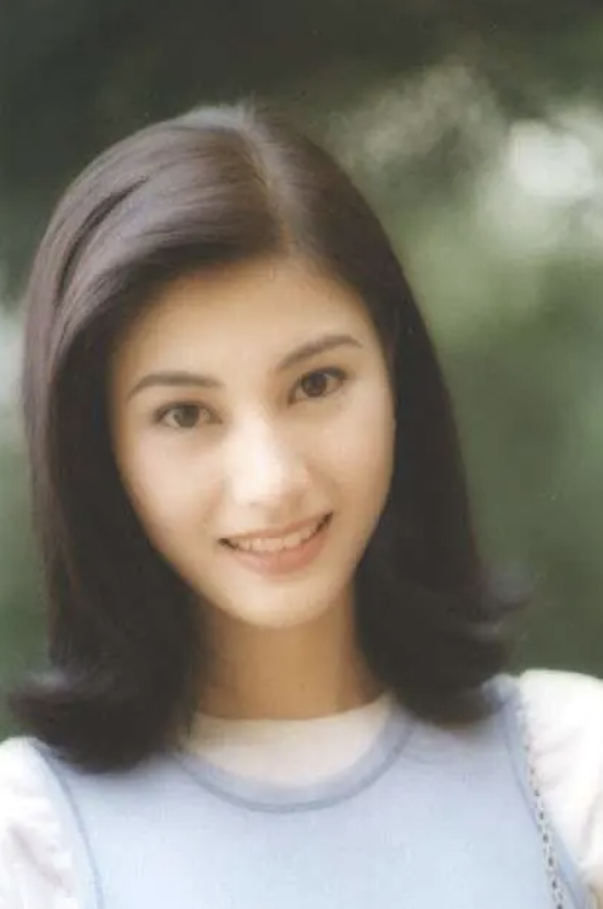 Cô được ca tụng là Hoa hậu đẹp nhất Hong Kong, đến nay vẫn chưa ai vượt qua được. Người đẹp cũng có tên trong "tứ đại mỹ nhân" những năm 1990, bên cạnh Quan Chi Lâm, Trương Mạn Ngọc và Lâm Thanh Hà. Sắc đẹp hơn người, cô thuận lợi ký hợp đồng với TVB sau khi đăng quang. Dù mang danh "bình hoa di động", cô vẫn được mời vào các tác phẩm đình đám như: Thiện nữ u hồn 2, Tiếu ngạo giang hồ: Đông Phương Bất Bại, Nguyên Chấn Hiệp, Đọa lạc thiên sứ, Tuyết sơn phi hồ, Phương Thế Ngọc, Hào môn dạ yến… Cô được ca tụng là Hoa hậu đẹp nhất Hong Kong, đến nay vẫn chưa ai vượt qua được. Người đẹp cũng có tên trong "tứ đại mỹ nhân" những năm 1990, bên cạnh Quan Chi Lâm, Trương Mạn Ngọc và Lâm Thanh Hà. Sắc đẹp hơn người, cô thuận lợi ký hợp đồng với TVB sau khi đăng quang. Dù mang danh "bình hoa di động", cô vẫn được mời vào các tác phẩm đình đám như: Thiện nữ u hồn 2, Tiếu ngạo giang hồ: Đông Phương Bất Bại, Nguyên Chấn Hiệp, Đọa lạc thiên sứ, Tuyết sơn phi hồ, Phương Thế Ngọc, Hào môn dạ yến…