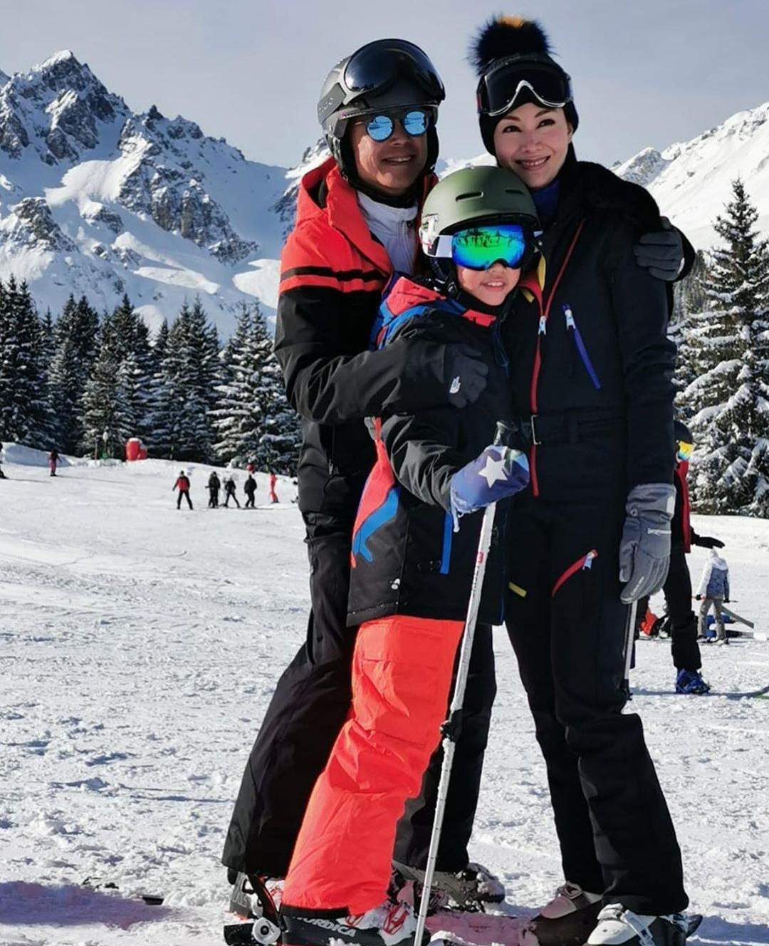 Dù vậy, gia đình ba người vẫn rất hạnh phúc, viên mãn. Lý Gia Hân cũng thường đăng ảnh cùng chồng và con trai đi nghỉ dưỡng, du lịch. Dù vậy, gia đình ba người vẫn rất hạnh phúc, viên mãn. Lý Gia Hân cũng thường đăng ảnh cùng chồng và con trai đi nghỉ dưỡng, du lịch.