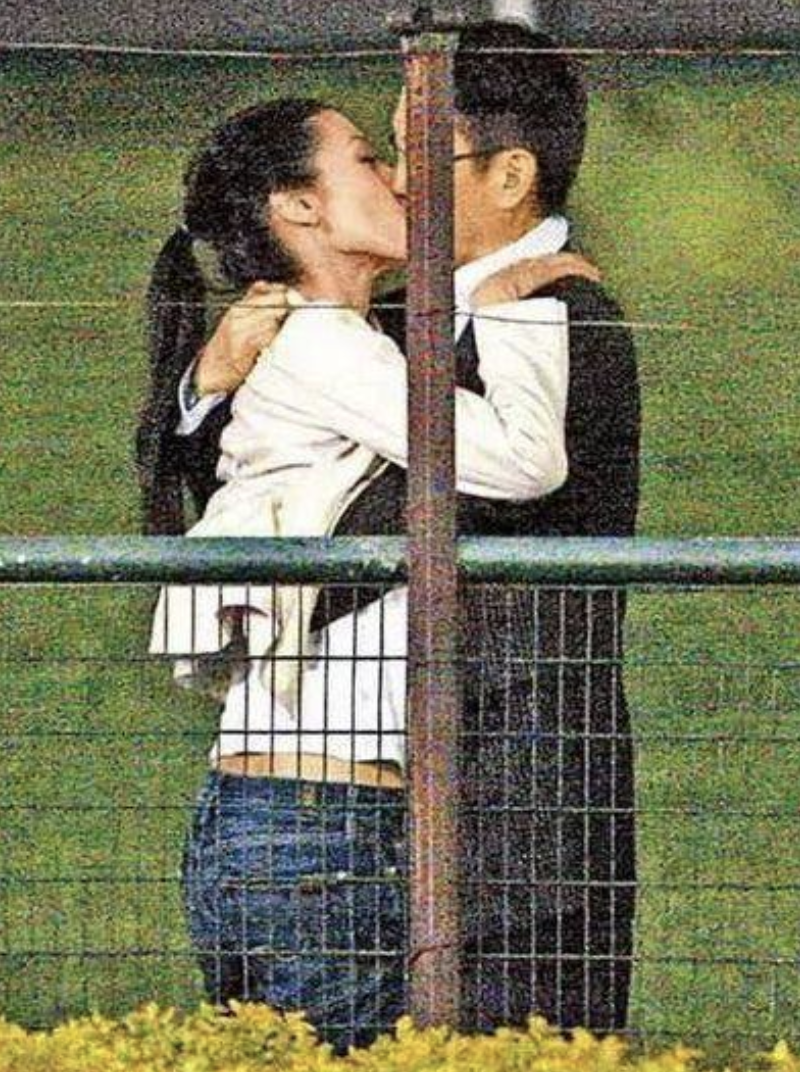 Cuộc tình "chân dài - đại gia" này khiến gia đình của Hứa Tấn Hanh đổ vỡ. Lý Gia Hân tiếp tục bị công chúng "ném đá" vì phá hoại hạnh phúc gia đình người khác, mang danh "con giáp thứ 13" suốt đời. Cuộc tình "chân dài - đại gia" này khiến gia đình của Hứa Tấn Hanh đổ vỡ. Lý Gia Hân tiếp tục bị công chúng "ném đá" vì phá hoại hạnh phúc gia đình người khác, mang danh "con giáp thứ 13" suốt đời.