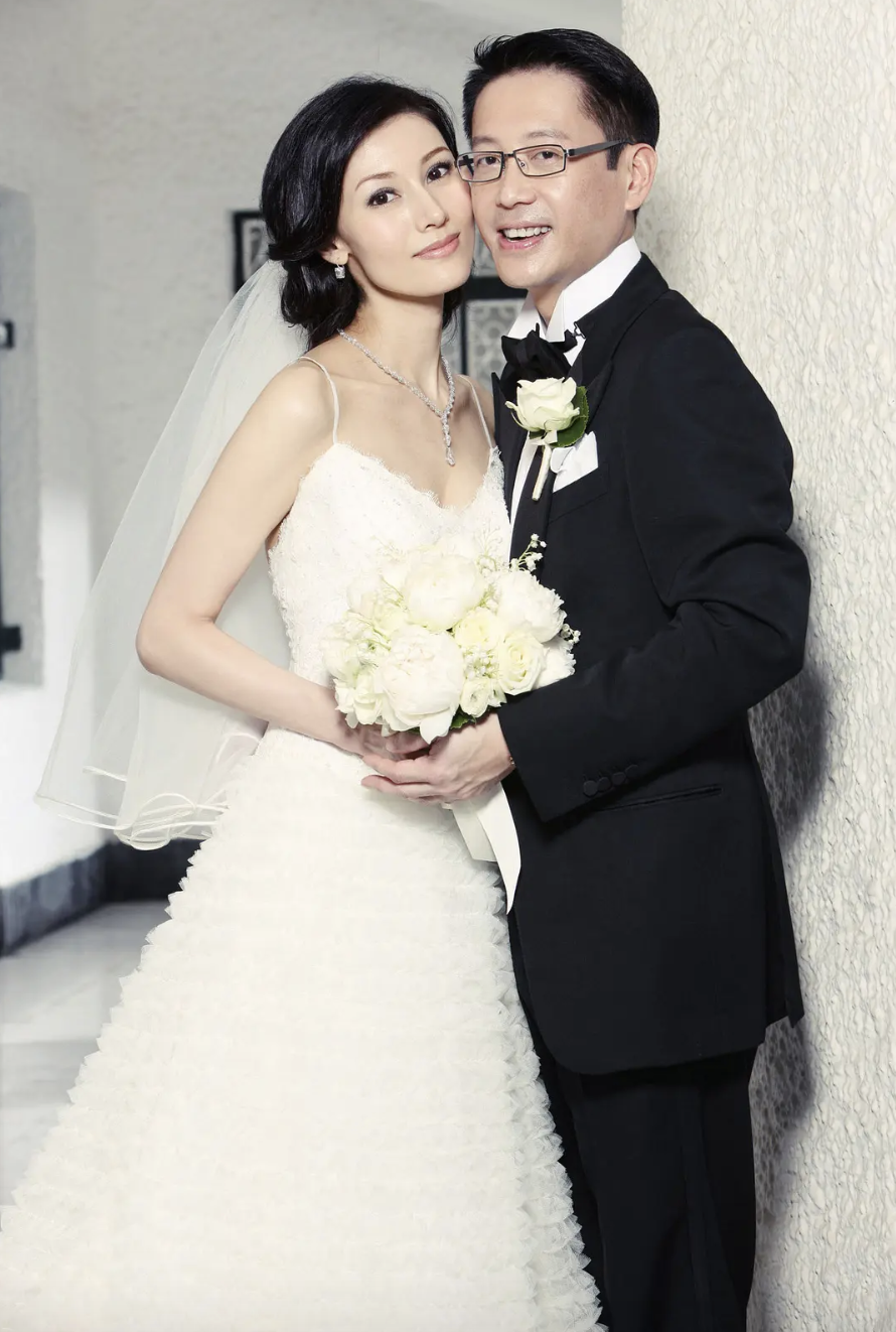 Cặp đôi kết hôn vào năm 2008. Đến bây giờ, dân mạng Hong Kong vẫn tò mò, không biết Hoa hậu họ Lý làm cách nào chinh phục được gia đình chồng - điều Lưu Gia Linh không làm được. Cặp đôi kết hôn vào năm 2008. Đến bây giờ, dân mạng Hong Kong vẫn tò mò, không biết Hoa hậu họ Lý làm cách nào chinh phục được gia đình chồng - điều Lưu Gia Linh không làm được.