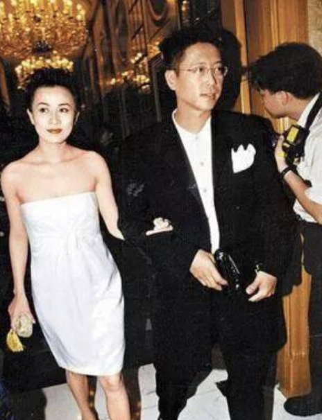 Tình sử của Hứa Tấn Hanh cũng phong phú không kém bà xã. Lúc còn độc thân, ông từng có mối tình sâu đậm với Lưu Gia Linh. Hai người thậm chí còn dọn về sống chung. Tuy nhiên, gia đình họ Hứa không ủng hộ mối quan hệ này, cho rằng Lưu Gia Linh chỉ là diễn viên, không xứng bước chân vào hào môn. Vì thế, kết cục chia tay là không tránh khỏi. Tuy vậy, đến bây giờ, Lưu Gia Linh vẫn khen Hứa Tấn Hanh là người tốt. Tình sử của Hứa Tấn Hanh cũng phong phú không kém bà xã. Lúc còn độc thân, ông từng có mối tình sâu đậm với Lưu Gia Linh. Hai người thậm chí còn dọn về sống chung. Tuy nhiên, gia đình họ Hứa không ủng hộ mối quan hệ này, cho rằng Lưu Gia Linh chỉ là diễn viên, không xứng bước chân vào hào môn. Vì thế, kết cục chia tay là không tránh khỏi. Tuy vậy, đến bây giờ, Lưu Gia Linh vẫn khen Hứa Tấn Hanh là người tốt.