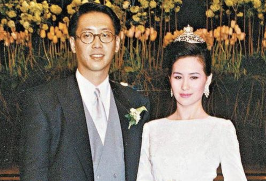 Sau đó, vị đại gia sinh năm 1962 kết hôn với ái nữ "vua sòng bài Macau" Hà Siêu Quỳnh. Đám cưới "môn đăng hộ đối" kéo dài trong 3 ngày, tiêu tốn hết 20 triệu đô la Hong Kong (59 tỷ đồng, tính theo tỷ giá hiện nay). Tuy nhiên, cuộc hôn nhân này kết thúc bằng ly hôn, nguyên nhân do Lý Gia Hân chen chân vào. Sau đó, vị đại gia sinh năm 1962 kết hôn với ái nữ "vua sòng bài Macau" Hà Siêu Quỳnh. Đám cưới "môn đăng hộ đối" kéo dài trong 3 ngày, tiêu tốn hết 20 triệu đô la Hong Kong (59 tỷ đồng, tính theo tỷ giá hiện nay). Tuy nhiên, cuộc hôn nhân này kết thúc bằng ly hôn, nguyên nhân do Lý Gia Hân chen chân vào.