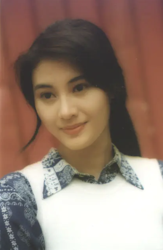Lý Gia Hân (Michele Monique Reis) sinh năm 1970, mang hai dòng máu Bồ Đào Nha và Trung Quốc. Cô là nữ diễn viên, người mẫu, Hoa hậu Hong Kong và Hoa hậu Hoa kiều Quốc tế năm 1988. Lý Gia Hân (Michele Monique Reis) sinh năm 1970, mang hai dòng máu Bồ Đào Nha và Trung Quốc. Cô là nữ diễn viên, người mẫu, Hoa hậu Hong Kong và Hoa hậu Hoa kiều Quốc tế năm 1988.