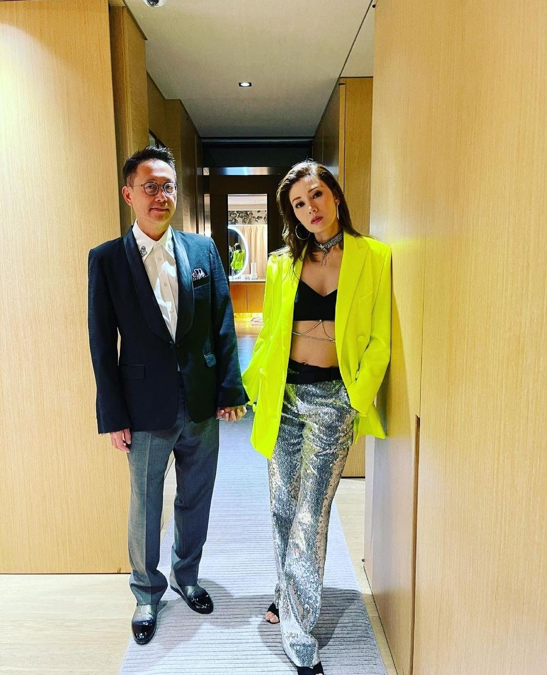 Mới đây, Lý Gia Hân đăng lên Instagram hai bức ảnh cùng chồng "lên đồ" đi sự kiện. Trong ảnh, Hoa hậu Hong Kong 1988 "bóng lộn" với quần bạc lấp lánh, áo blazer vàng chanh. Đáng chú ý hơn, Lý Gia Hân tự tin mặc áo bra sexy để lộ nhiều "da thịt" ở thân trên. Trong khi đó, chồng cô, đại gia Hứa Tấn Hanh, giản dị hơn với áo vest đen, quần xám và sơ mi trắng. Mới đây, Lý Gia Hân đăng lên Instagram hai bức ảnh cùng chồng "lên đồ" đi sự kiện. Trong ảnh, Hoa hậu Hong Kong 1988 "bóng lộn" với quần bạc lấp lánh, áo blazer vàng chanh. Đáng chú ý hơn, Lý Gia Hân tự tin mặc áo bra sexy để lộ nhiều "da thịt" ở thân trên. Trong khi đó, chồng cô, đại gia Hứa Tấn Hanh, giản dị hơn với áo vest đen, quần xám và sơ mi trắng.
