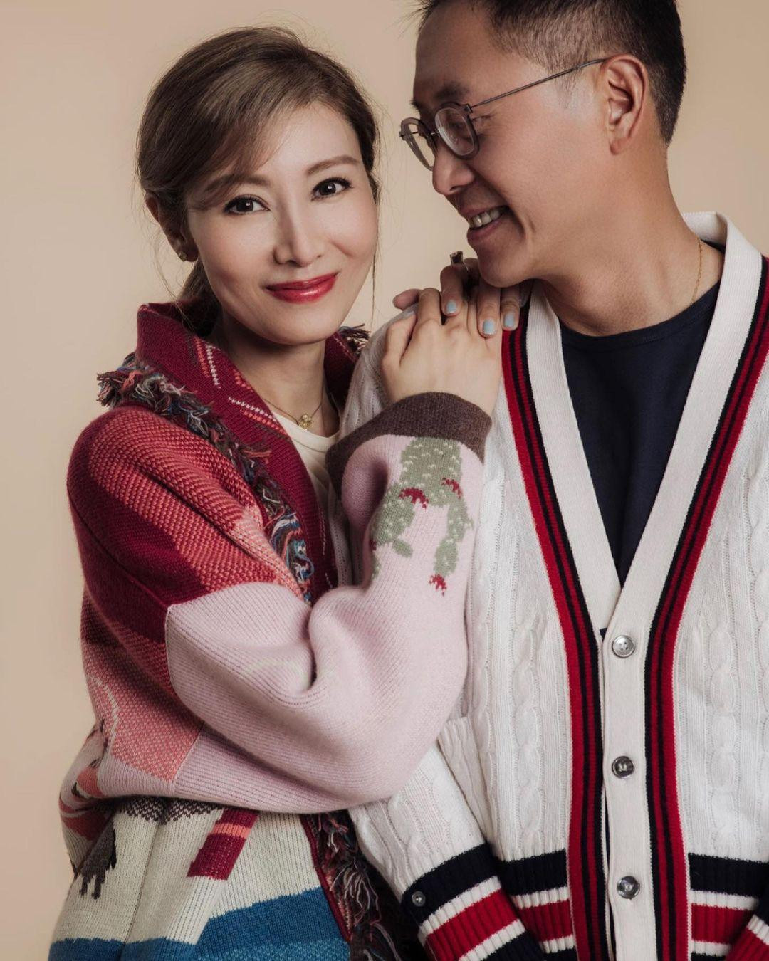 Trên trang cá nhân, Lý Gia Hân thường xuyên đăng ảnh tình cảm cùng chồng khiến nhiều người ngưỡng mộ. Ngoài 50, mỹ nhân "Nguyên Chấn Hiệp" có trong tay tất cả những điều phụ nữ mong muốn sắc đẹp, tiền tài và gia đình hạnh phúc. Trên trang cá nhân, Lý Gia Hân thường xuyên đăng ảnh tình cảm cùng chồng khiến nhiều người ngưỡng mộ. Ngoài 50, mỹ nhân "Nguyên Chấn Hiệp" có trong tay tất cả những điều phụ nữ mong muốn sắc đẹp, tiền tài và gia đình hạnh phúc.