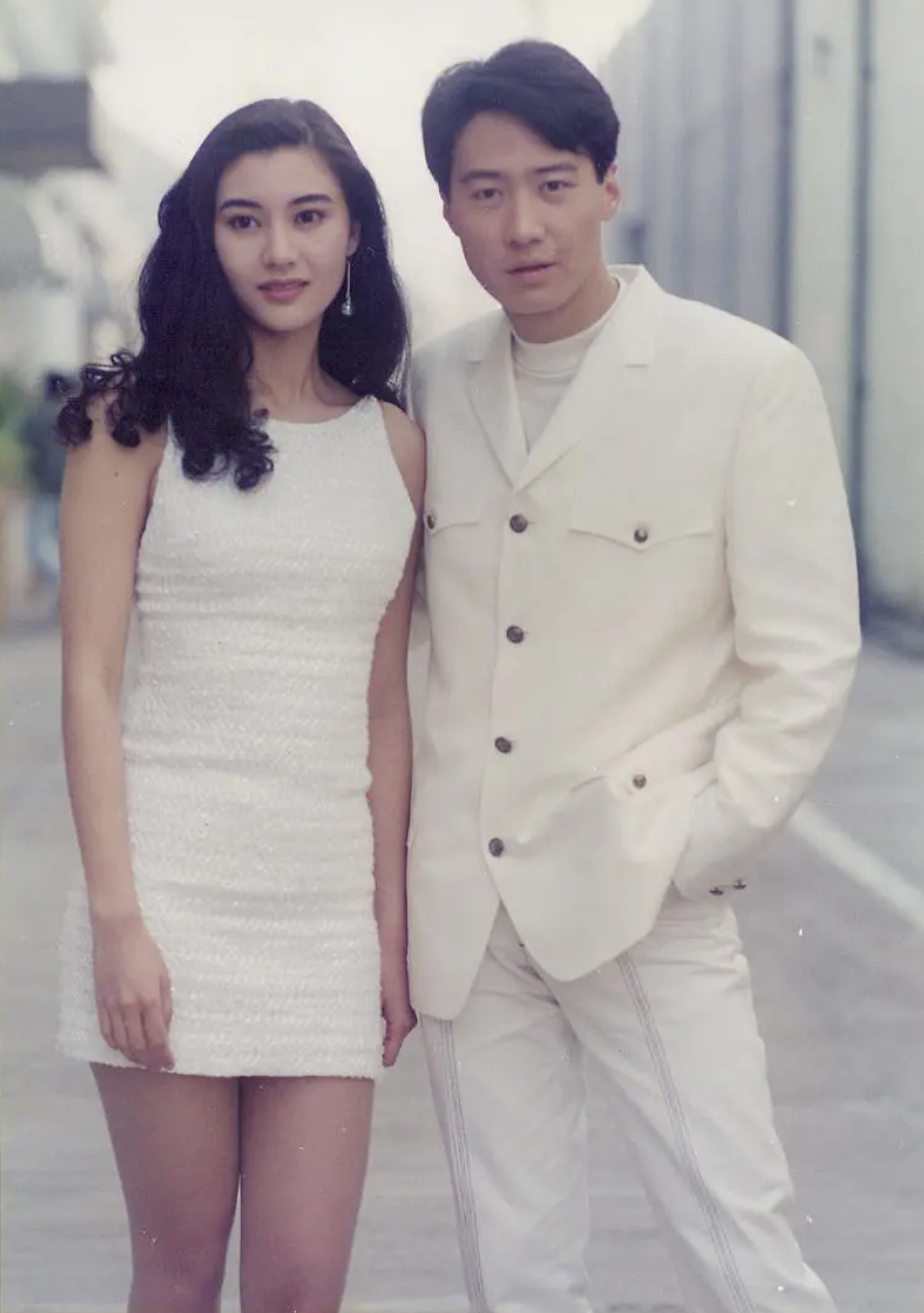 Ngoại hình trong sáng, thánh thiện, Lý Gia Hân lại có đời tư phức tạp. Năm 1993, khi tham gia đoàn phim "Nguyên Chấn Hiệp", cô phải lòng Lê Minh - một trong “Tứ đại thiên vương” của Hong Kong. Hai người được ca ngợi là "tiên đồng, ngọc nữ" của showbiz xứ Cảng Thơm. Đáng tiếc, mối quan hệ này không kéo dài lâu vì Lý Gia Hân sa chân vào chốn phù phiếm, cặp kè đại gia. Sau Lê Minh, cô qua lại với đại gia Lưu Loan Hùng, hơn cô đến 20 tuổi và có gia đình. Từ hoa hậu vạn người mê, cô bị dư luận chỉ trích là "tiểu tam", "hồ ly tinh"... Ngoại hình trong sáng, thánh thiện, Lý Gia Hân lại có đời tư phức tạp. Năm 1993, khi tham gia đoàn phim "Nguyên Chấn Hiệp", cô phải lòng Lê Minh - một trong “Tứ đại thiên vương” của Hong Kong. Hai người được ca ngợi là "tiên đồng, ngọc nữ" của showbiz xứ Cảng Thơm. Đáng tiếc, mối quan hệ này không kéo dài lâu vì Lý Gia Hân sa chân vào chốn phù phiếm, cặp kè đại gia. Sau Lê Minh, cô qua lại với đại gia Lưu Loan Hùng, hơn cô đến 20 tuổi và có gia đình. Từ hoa hậu vạn người mê, cô bị dư luận chỉ trích là "tiểu tam", "hồ ly tinh"...