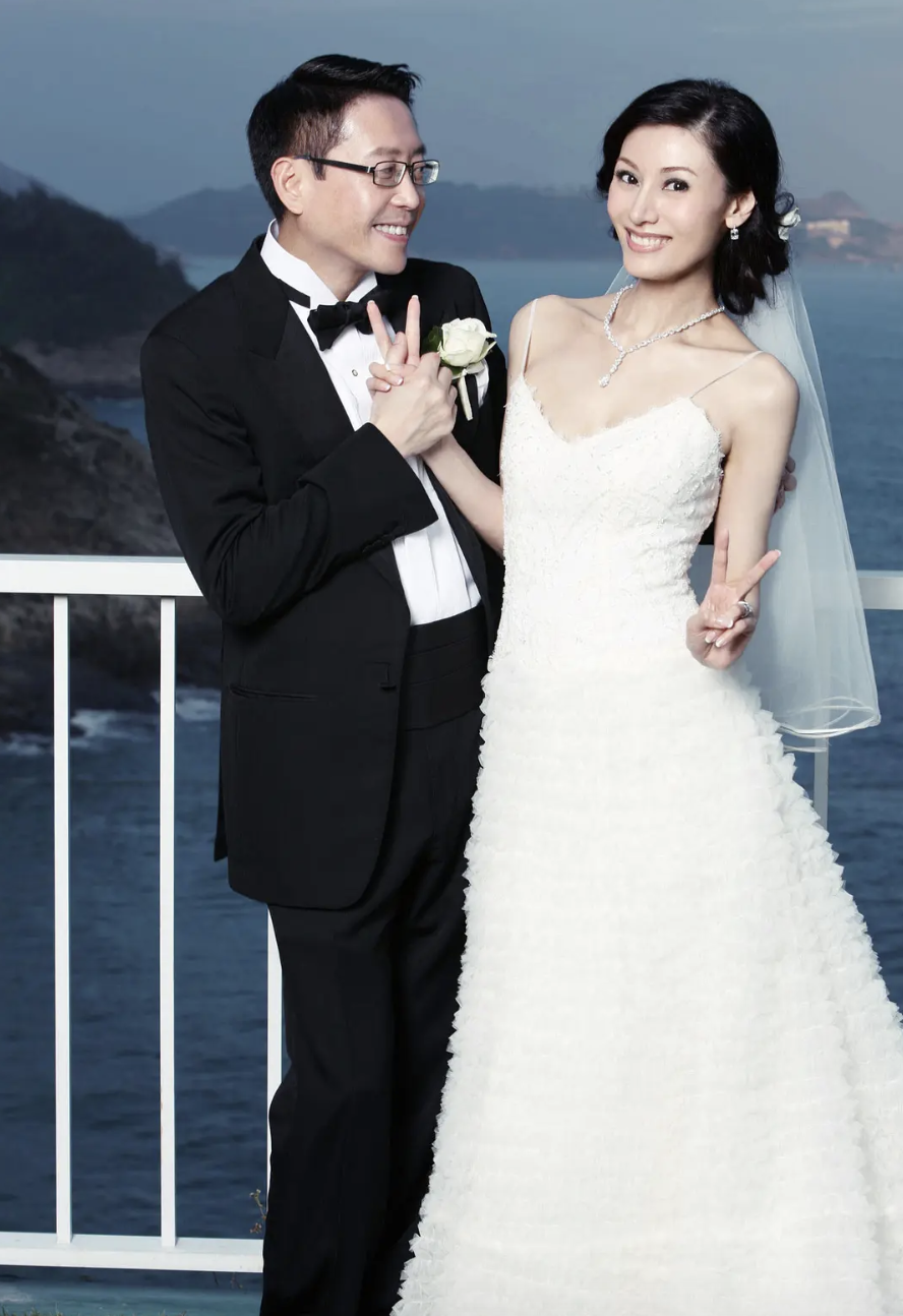 Ngày 8/2/2011, nữ diễn viên 7x hạ sinh con trai đầu lòng bằng phương pháp sinh mổ. Từ đó, vị trí của cô trong gia đình họ Hứa càng vững chắc. Người đẹp cũng không đóng phim nữa, thay vào đó dành trọn thời gian làm bà chủ gia đình. Thỉnh thoảng, cô vẫn tham dự các sự kiện và chụp ảnh thời trang. Ngày 8/2/2011, nữ diễn viên 7x hạ sinh con trai đầu lòng bằng phương pháp sinh mổ. Từ đó, vị trí của cô trong gia đình họ Hứa càng vững chắc. Người đẹp cũng không đóng phim nữa, thay vào đó dành trọn thời gian làm bà chủ gia đình. Thỉnh thoảng, cô vẫn tham dự các sự kiện và chụp ảnh thời trang.