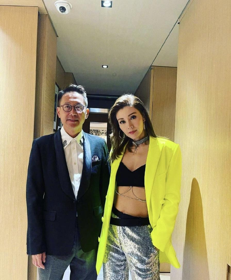 Hai bức ảnh nhanh chóng gây "bão" mạng vì sự táo bạo và quyến rũ của Hoa hậu đẹp nhất Hong Kong. Ở tuổi 51, cô vẫn giữ được thân hình mảnh mai, nuột nà, vòng một gợi cảm vừa đủ và phần bụng phẳng lì. Gương mặt hầu như không có dấu vết lão hóa nào, như chỉ vừa ngoài 30 tuổi. Đại gia họ Hứa cũng được khen trẻ hơn nhiều so với tuổi 59. Nhưng khi đứng cạnh bà xã nóng bỏng, ông bị lép vế hẳn. Hai bức ảnh nhanh chóng gây "bão" mạng vì sự táo bạo và quyến rũ của Hoa hậu đẹp nhất Hong Kong. Ở tuổi 51, cô vẫn giữ được thân hình mảnh mai, nuột nà, vòng một gợi cảm vừa đủ và phần bụng phẳng lì. Gương mặt hầu như không có dấu vết lão hóa nào, như chỉ vừa ngoài 30 tuổi. Đại gia họ Hứa cũng được khen trẻ hơn nhiều so với tuổi 59. Nhưng khi đứng cạnh bà xã nóng bỏng, ông bị lép vế hẳn.