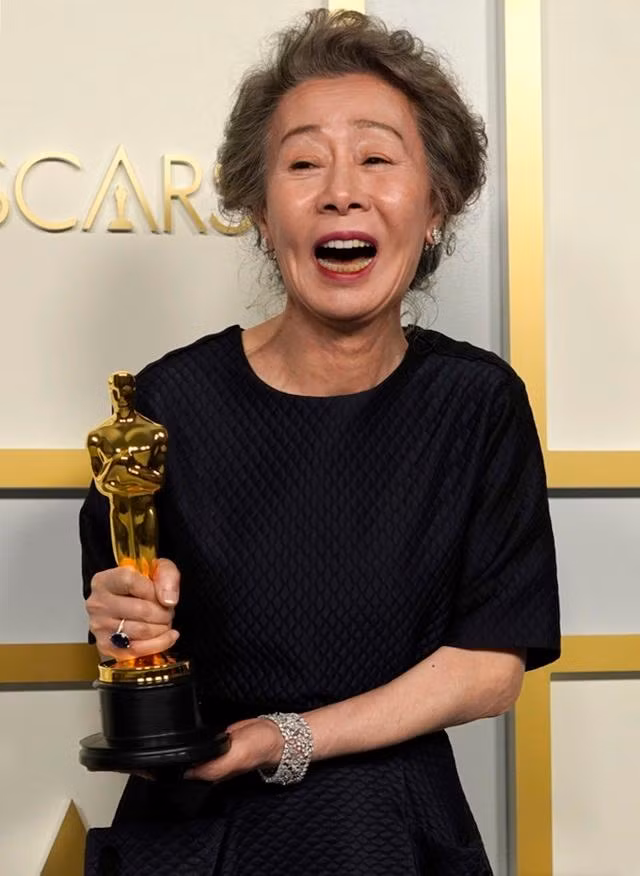 Youn Yuh Jung là diễn viên Hàn Quốc đầu tiên thắng giải Oscar. Youn Yuh Jung là diễn viên Hàn Quốc đầu tiên thắng giải Oscar.
