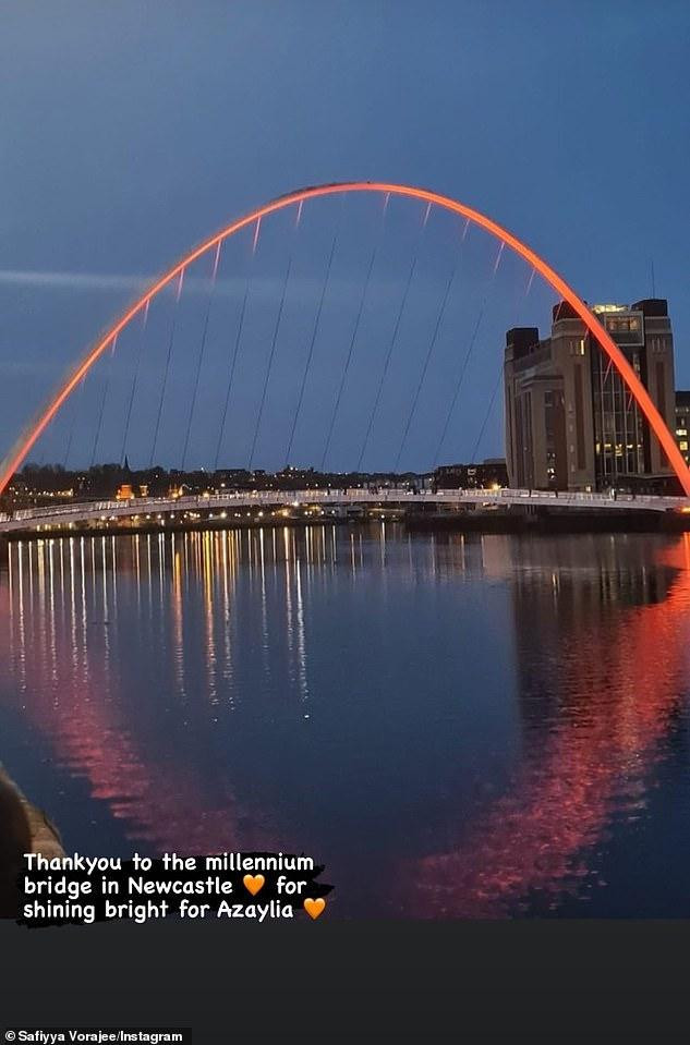 Loạt địa danh thắp đèn cam để cổ vũ, cầu nguyện cho bé Azaylia. Loạt địa danh thắp đèn cam để cổ vũ, cầu nguyện cho bé Azaylia.