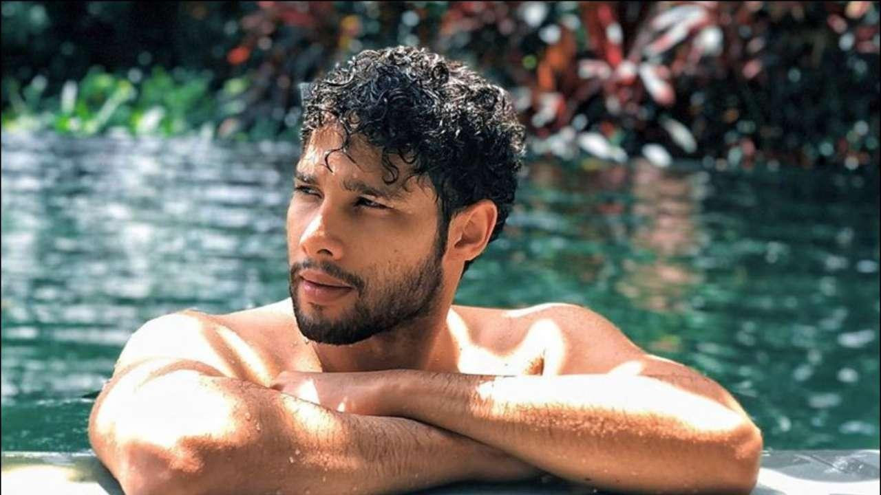 Ngôi sao “Gully Boy” Siddhant Chaturvedi gần đây đã chia sẻ đoạn video ghi lại cảnh anh vừa đàn guitar vừa hát ca khúc do anh sáng tác để cổ vũ mọi người trong bối cảnh khó khăn hiện tại. Chaturvedi cũng vừa bình phục sau khi mắc COVID-19. Ngôi sao “Gully Boy” Siddhant Chaturvedi gần đây đã chia sẻ đoạn video ghi lại cảnh anh vừa đàn guitar vừa hát ca khúc do anh sáng tác để cổ vũ mọi người trong bối cảnh khó khăn hiện tại. Chaturvedi cũng vừa bình phục sau khi mắc COVID-19.