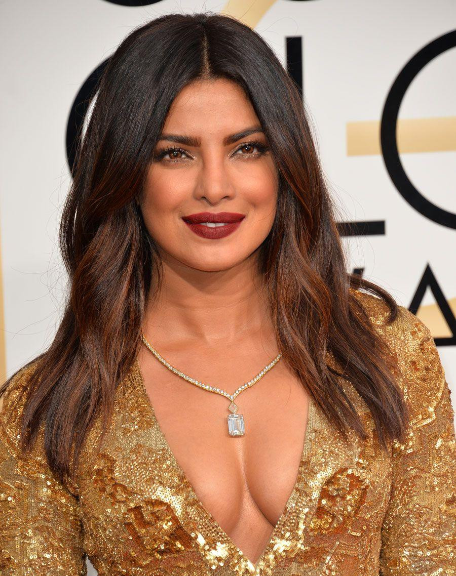 Hoa hậu Thế giới 2000 Priyanka Chopra Jonas đã đăng bài lên Twitter kêu gọi Tổng thống Mỹ và chính phủ Mỹ chia sẻ vắc xin COVID-19 với Ấn Độ. Hoa hậu Thế giới 2000 Priyanka Chopra Jonas đã đăng bài lên Twitter kêu gọi Tổng thống Mỹ và chính phủ Mỹ chia sẻ vắc xin COVID-19 với Ấn Độ.