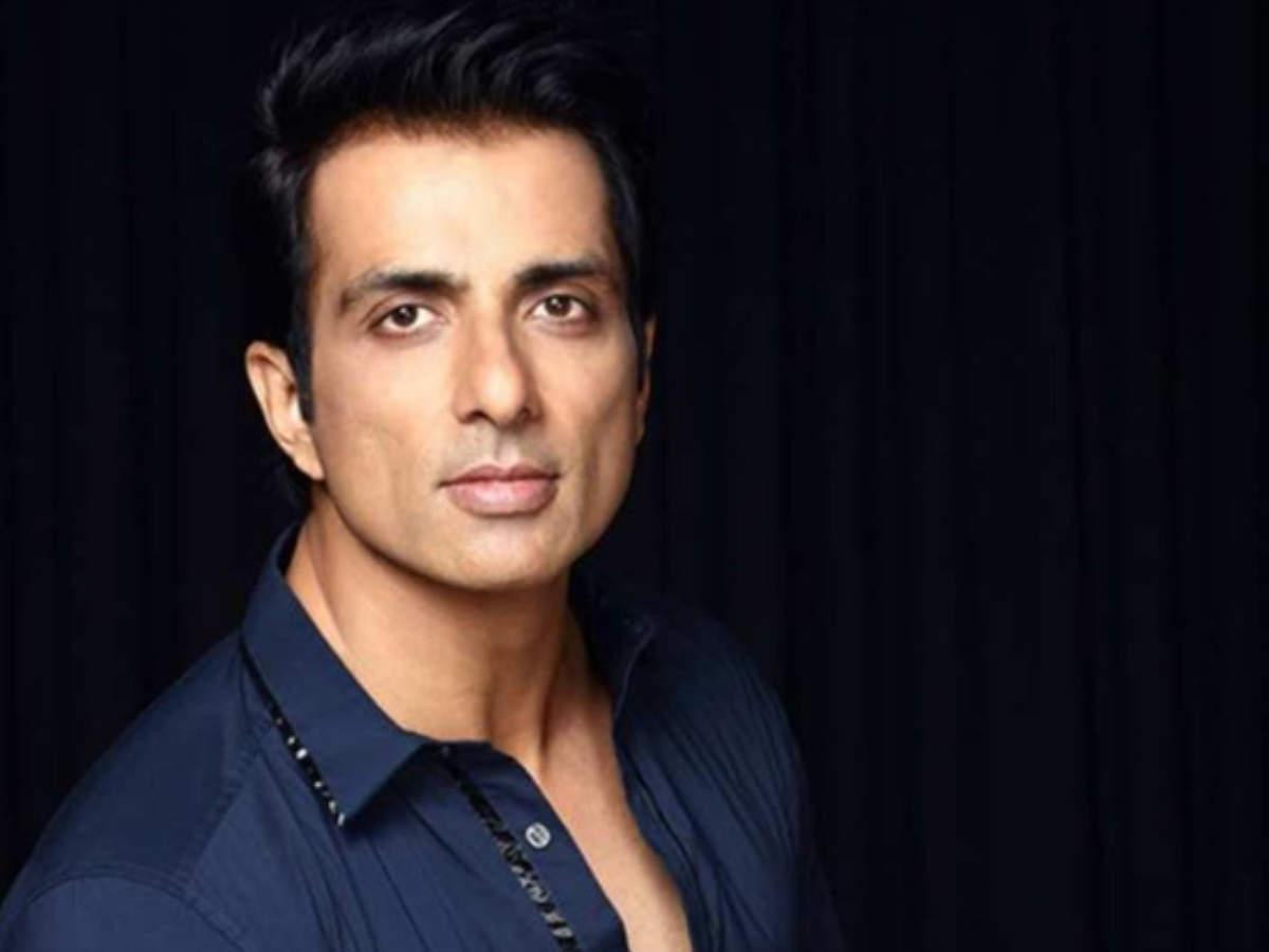 Tài tử Sonu Sood đang nỗ lực hết sức để giúp đỡ người Ấn Độ vượt qua tình trạng thiếu giường bệnh, nguồn cung cấp oxy, thuốc điều trị, cũng như hỗ trợ các khoản phí và vận chuyển bệnh nhân mắc COVID-19. Anh cũng kêu gọi mọi người đi tiêm chủng khi số ca tử vong do virus SARS-CoV-2 ngày một tăng mạnh ở Ấn Độ. Trên trang cá nhân, anh kêu gọi mọi người chung tay giúp đỡ những người đang gặp khó khăn do COVID-19. Gần đây, ngôi sao “Kungfu Yoga” chia sẻ đoạn video cho thấy tin nhắn xin trợ giúp liên tục gửi về số điện thoại của anh. Tài tử Sonu Sood đang nỗ lực hết sức để giúp đỡ người Ấn Độ vượt qua tình trạng thiếu giường bệnh, nguồn cung cấp oxy, thuốc điều trị, cũng như hỗ trợ các khoản phí và vận chuyển bệnh nhân mắc COVID-19. Anh cũng kêu gọi mọi người đi tiêm chủng khi số ca tử vong do virus SARS-CoV-2 ngày một tăng mạnh ở Ấn Độ. Trên trang cá nhân, anh kêu gọi mọi người chung tay giúp đỡ những người đang gặp khó khăn do COVID-19. Gần đây, ngôi sao “Kungfu Yoga” chia sẻ đoạn video cho thấy tin nhắn xin trợ giúp liên tục gửi về số điện thoại của anh.