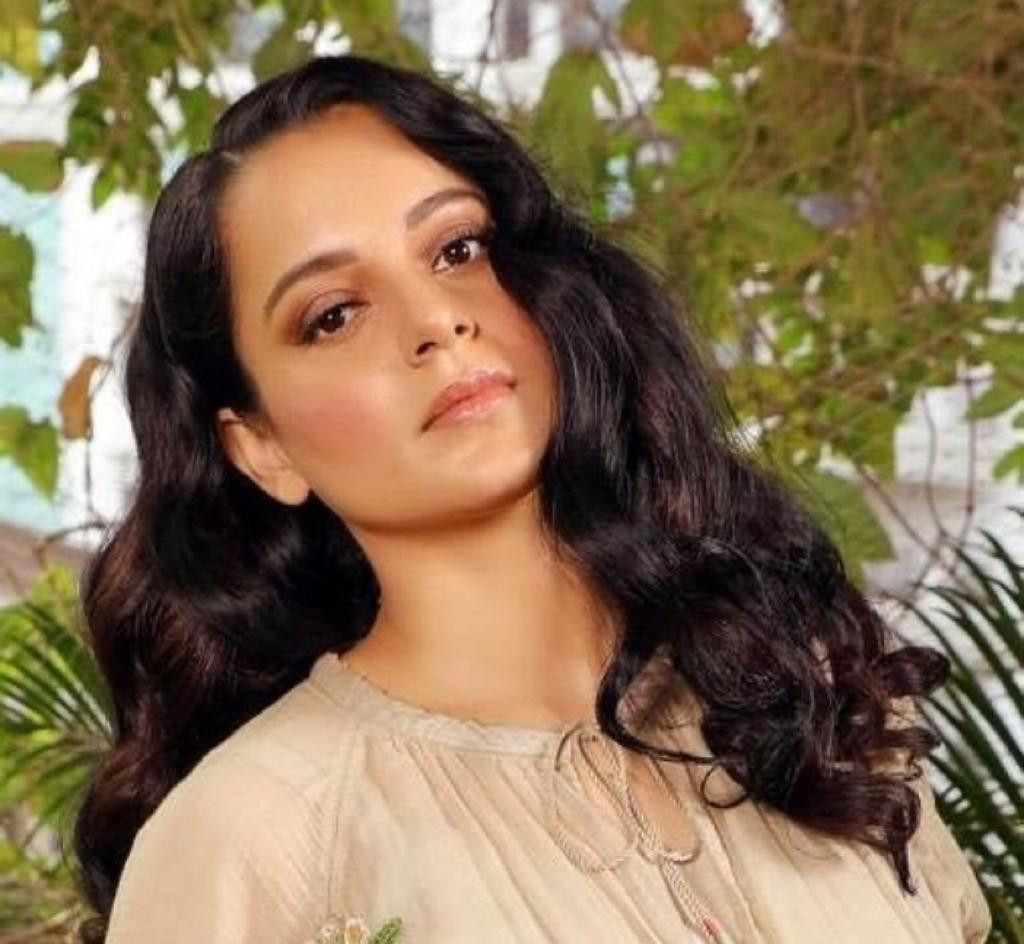 Kangana Ranaut đã gác lại lễ kỷ niệm 15 năm gia nhập Bollywood để đăng đoạn video kêu gọi mọi người tiêm vắc-xin chống virus SARS-CoV-2 trên Twitter. Theo người đẹp 34 tuổi, thay vì trở nên chán nản, lo lắng, hãy cũng thế giới chiến đấu chống lại dịch bệnh bằng việc đơn giản nhất là “phòng hơn chữa bệnh”. Cô nói thêm, đã vận động được những nhân viên của cô đi đăng ký tiêm vắc xin. “Vào ngày 1/5, tôi sẽ được tiêm chủng cùng với gia đình, nhân viên và bạn bè của tôi. Hãy đăng ký tiêm vắc xin. Xin đừng cảm thấy tuyệt vọng”, cô nói. Kangana Ranaut đã gác lại lễ kỷ niệm 15 năm gia nhập Bollywood để đăng đoạn video kêu gọi mọi người tiêm vắc-xin chống virus SARS-CoV-2 trên Twitter. Theo người đẹp 34 tuổi, thay vì trở nên chán nản, lo lắng, hãy cũng thế giới chiến đấu chống lại dịch bệnh bằng việc đơn giản nhất là “phòng hơn chữa bệnh”. Cô nói thêm, đã vận động được những nhân viên của cô đi đăng ký tiêm vắc xin. “Vào ngày 1/5, tôi sẽ được tiêm chủng cùng với gia đình, nhân viên và bạn bè của tôi. Hãy đăng ký tiêm vắc xin. Xin đừng cảm thấy tuyệt vọng”, cô nói.