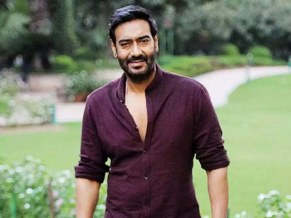Tài tử Ajay Devgn cùng một số đồng nghiệp đã hỗ trợ Hội đồng thành phố Brihanmumbai (BMC) thành lập một đơn vị y tế khẩn cấp tại công viên Shivaji, với 20 giường bệnh có trang bị đầy đủ máy thở, máy tạo oxy và máy monitor. Ngoài ra, anh cũng đóng góp cho các quỹ thông qua tổ chức NY Foundations. Những nhà làm phim như Luv Ranjan, Boney Kapoor, Anand Pandit, Rajneesh Khanuja, Leena Yadav và Ashim Bajaj… cũng tham gia đóng góp. Tài tử Ajay Devgn cùng một số đồng nghiệp đã hỗ trợ Hội đồng thành phố Brihanmumbai (BMC) thành lập một đơn vị y tế khẩn cấp tại công viên Shivaji, với 20 giường bệnh có trang bị đầy đủ máy thở, máy tạo oxy và máy monitor. Ngoài ra, anh cũng đóng góp cho các quỹ thông qua tổ chức NY Foundations. Những nhà làm phim như Luv Ranjan, Boney Kapoor, Anand Pandit, Rajneesh Khanuja, Leena Yadav và Ashim Bajaj… cũng tham gia đóng góp.
