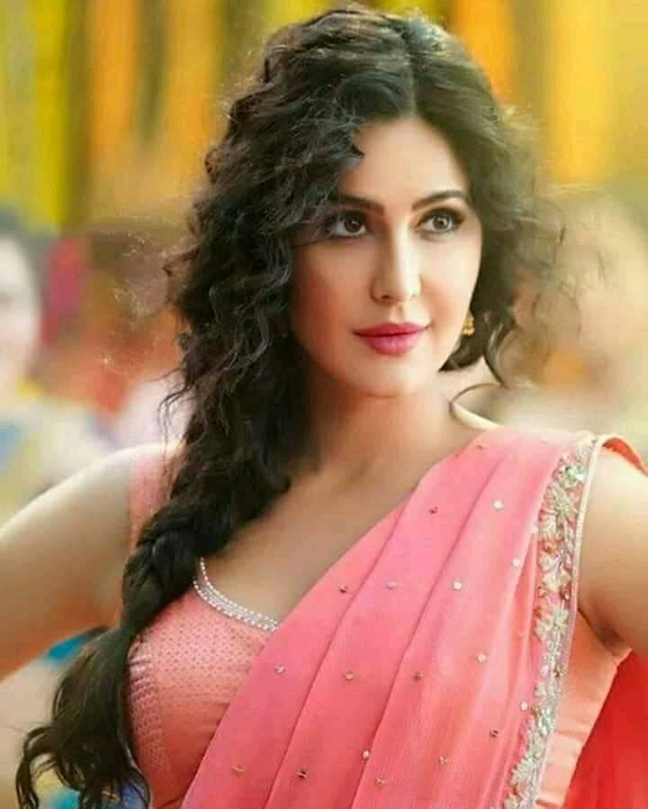 Mỹ nhân lai Anh - Ấn Katrina Kaif chia sẻ trên trang cá nhân danh sách những trung tâm tiêm phòng ở các thành phố của Ấn Độ. Cô vừa khỏi COVID-19 không lâu. Mỹ nhân lai Anh - Ấn Katrina Kaif chia sẻ trên trang cá nhân danh sách những trung tâm tiêm phòng ở các thành phố của Ấn Độ. Cô vừa khỏi COVID-19 không lâu.