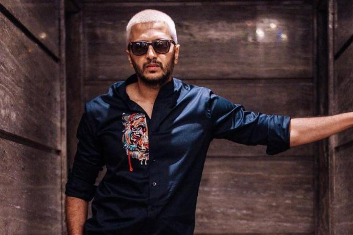 Nam diễn viên Riteish Deshmukh kêu gọi người hâm mộ có ý thức tuần thủ các biện pháp an toàn mùa dịch như đeo khẩu trang… Nam diễn viên Riteish Deshmukh kêu gọi người hâm mộ có ý thức tuần thủ các biện pháp an toàn mùa dịch như đeo khẩu trang…