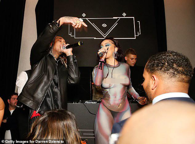 Theo Daily Mail, bộ cánh "hở bạo" được giọng ca "Say So" mặc trong bữa tiệc hậu Oscar của Darren Dzienciol & Richie Akiva tại Bel-Air (Los Angeles) vào tối Chủ nhật (25/4, giờ Mỹ). Theo Daily Mail, bộ cánh "hở bạo" được giọng ca "Say So" mặc trong bữa tiệc hậu Oscar của Darren Dzienciol & Richie Akiva tại Bel-Air (Los Angeles) vào tối Chủ nhật (25/4, giờ Mỹ).