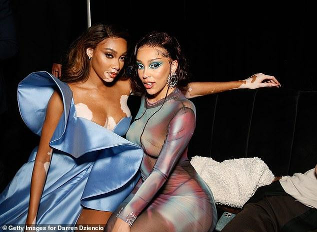 Tại sự kiện, người đẹp 26 tuổi chụp ảnh với "chân dài" bạch biến Winnie Harlow và biểu diễn trên sân khấu với rapper gốc Việt Tyga. Tại sự kiện, người đẹp 26 tuổi chụp ảnh với "chân dài" bạch biến Winnie Harlow và biểu diễn trên sân khấu với rapper gốc Việt Tyga.