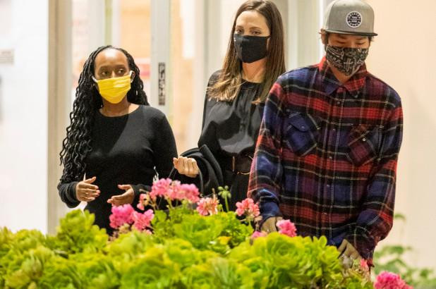 Pax Thiên cùng mẹ Angelina Jolie và em gái Zahara đi ăn tối ở quán Sushi. Pax Thiên cùng mẹ Angelina Jolie và em gái Zahara đi ăn tối ở quán Sushi.