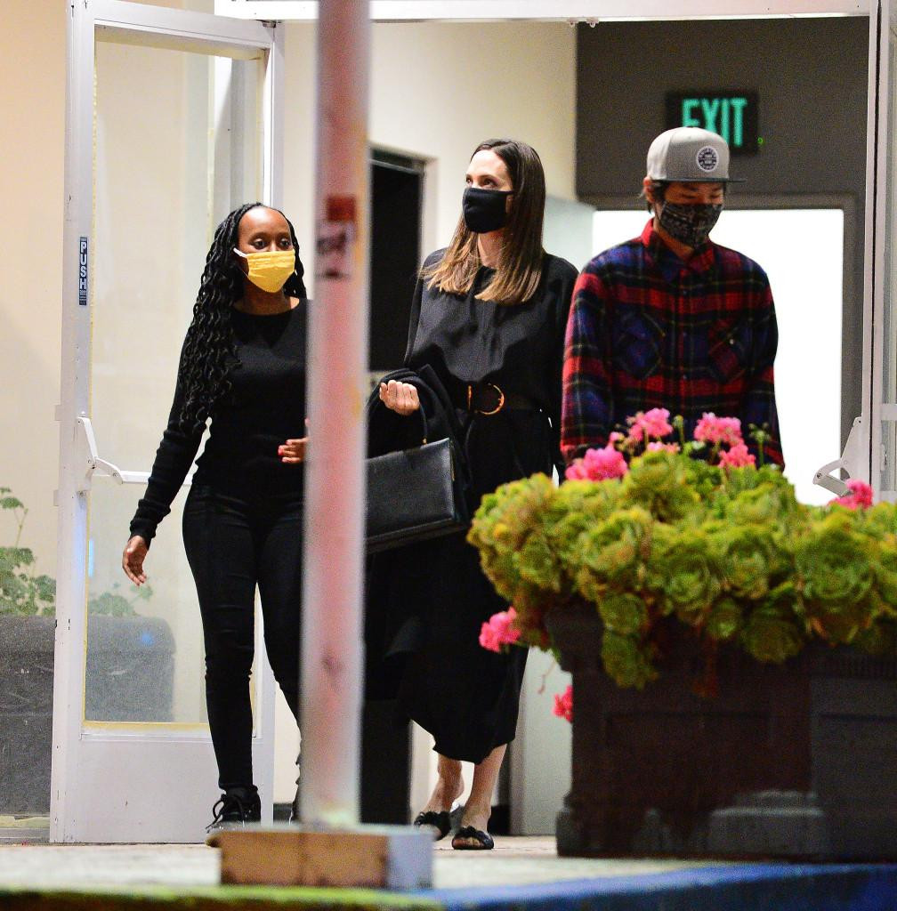 Pax Thiên cao lớn như thanh niên trưởng thành, chiều cao đã vượt mẹ nuôi. Pax Thiên cao lớn như thanh niên trưởng thành, chiều cao đã vượt mẹ nuôi.