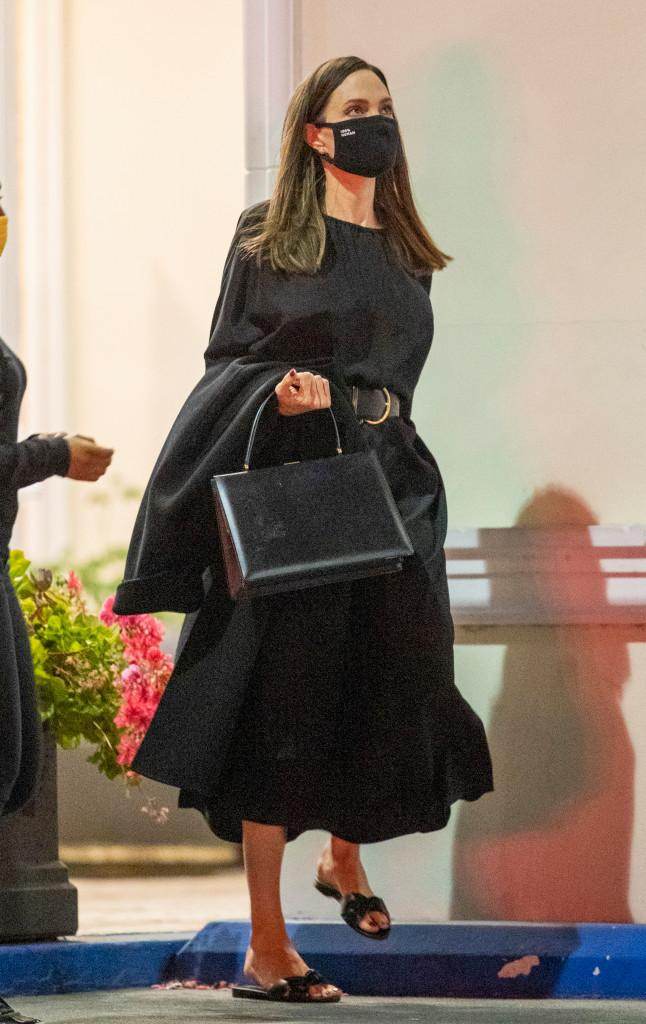 Jolie diện nguyên "cây đen" xuống phố. Jolie diện nguyên "cây đen" xuống phố.