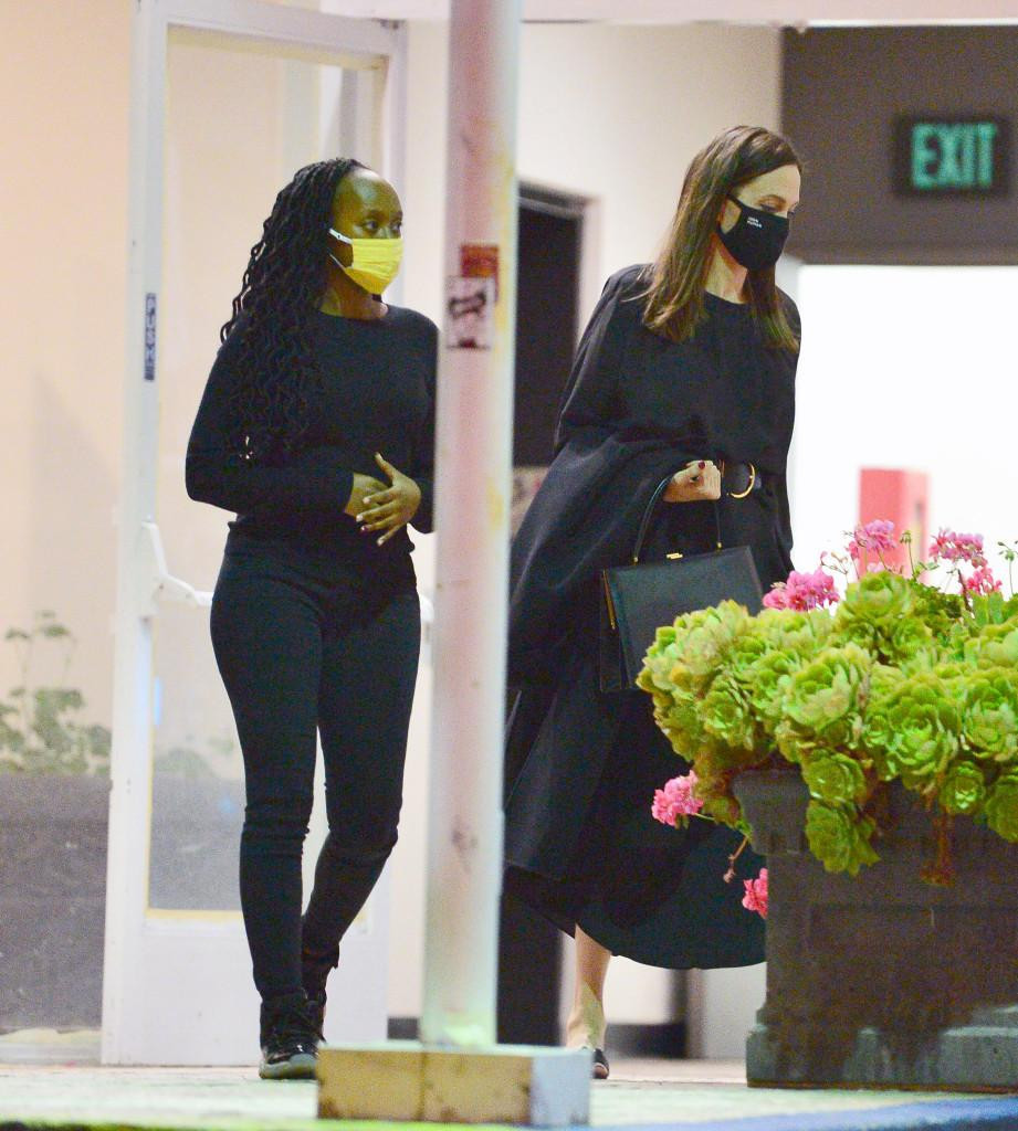 Con gái Zahara ra dáng thiếu nữ, cũng chọn đồ tối màu như mẹ. Con gái Zahara ra dáng thiếu nữ, cũng chọn đồ tối màu như mẹ.