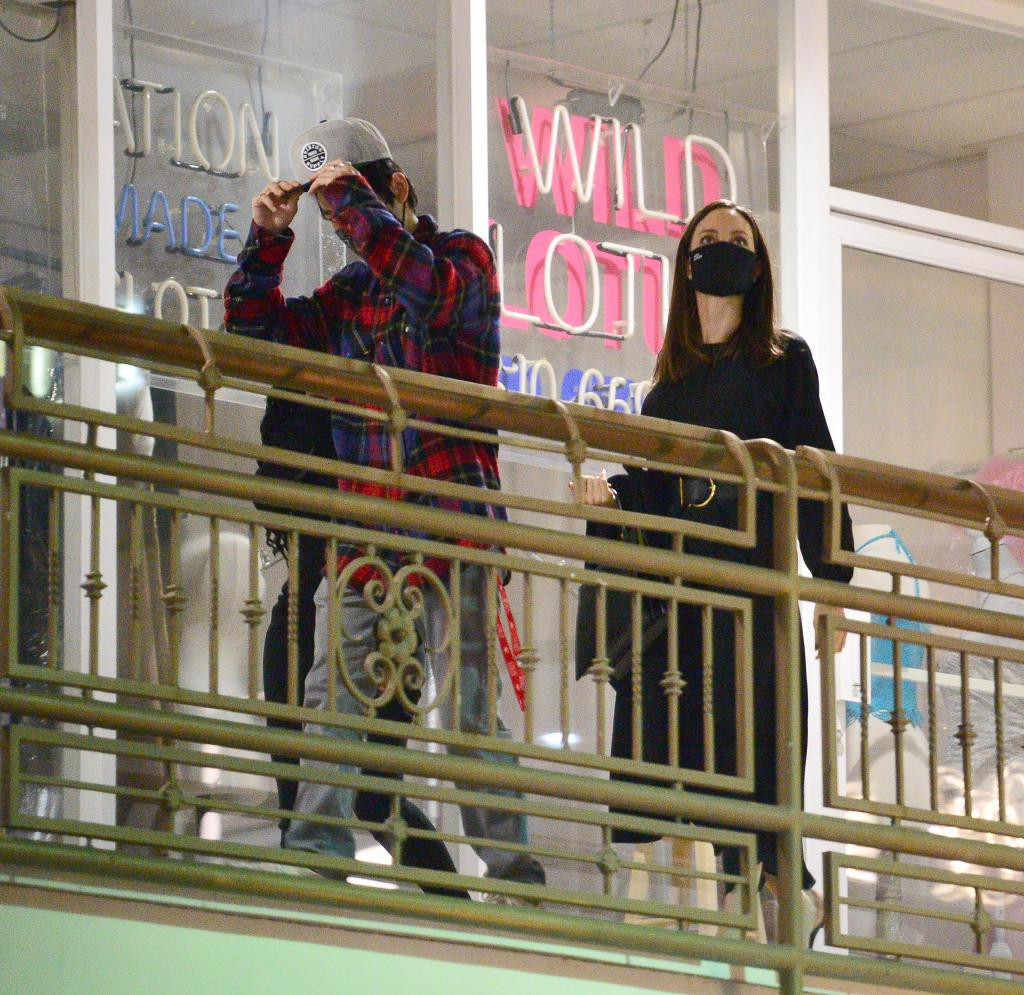 Quán ăn ba người ghé dùng bữa khá khuất, nhưng được trang đánh giá nhà hàng The Infatuation khen ngợi. Quán ăn ba người ghé dùng bữa khá khuất, nhưng được trang đánh giá nhà hàng The Infatuation khen ngợi.