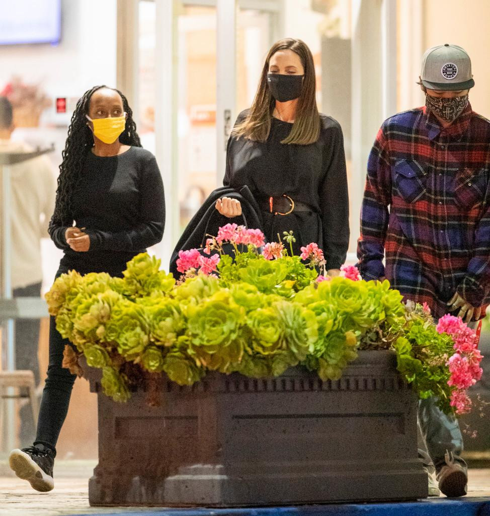 Ba mẹ con có thời gian hiếm hoi thư giãn cùng nhau. Ba mẹ con có thời gian hiếm hoi thư giãn cùng nhau.