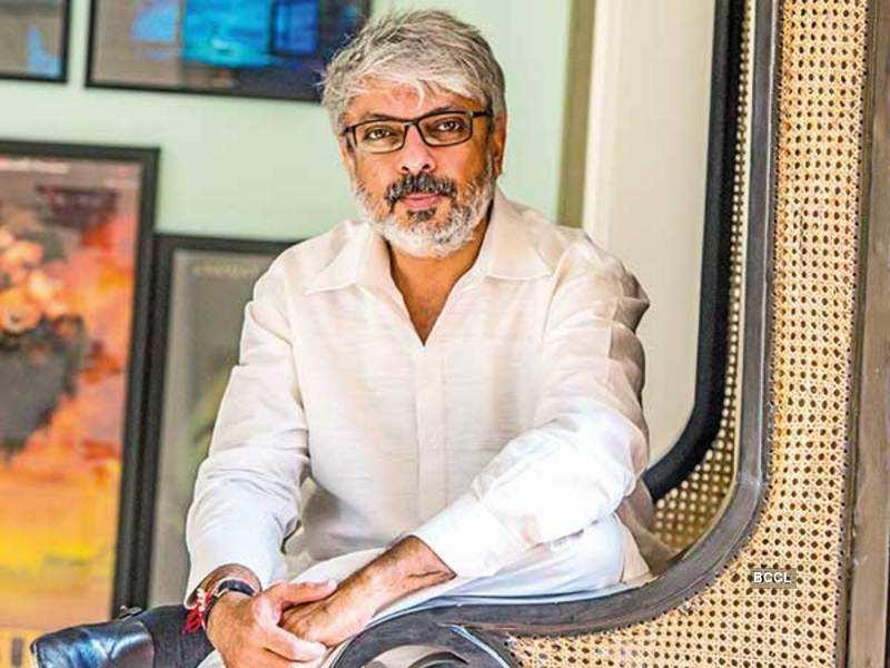 Đạo diễn Sanjay Leela Bhansali phải cách ly tại nhà trong hai tuần sau khi xét nghiệm dương tính với virus SARS-CoV-2 vào ngày 9/3. Ông đã xét nghiệm âm tính vào ngày 23/3. Đạo diễn Sanjay Leela Bhansali phải cách ly tại nhà trong hai tuần sau khi xét nghiệm dương tính với virus SARS-CoV-2 vào ngày 9/3. Ông đã xét nghiệm âm tính vào ngày 23/3.
