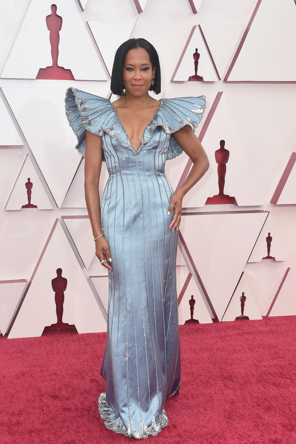 11. Regina King thanh lịch và không kém phần gợi cảm với chiếc váy xẻ ngực của Louis Vuitton. Cô cũng tăng độ sang trọng lên với hoa tai kim cương của Forevermark. 11. Regina King thanh lịch và không kém phần gợi cảm với chiếc váy xẻ ngực của Louis Vuitton. Cô cũng tăng độ sang trọng lên với hoa tai kim cương của Forevermark.