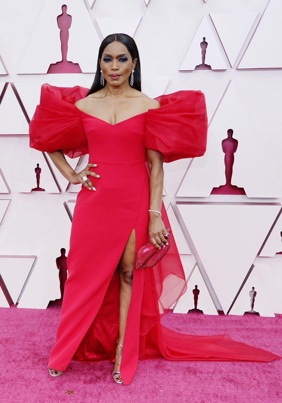 8. Angela Bassett chứng minh phụ nữ U70 vẫn rất quyến rũ với váy đỏ cầu kỳ của Alberta Ferretti, kết hợp trang sức Chopard. 8. Angela Bassett chứng minh phụ nữ U70 vẫn rất quyến rũ với váy đỏ cầu kỳ của Alberta Ferretti, kết hợp trang sức Chopard.