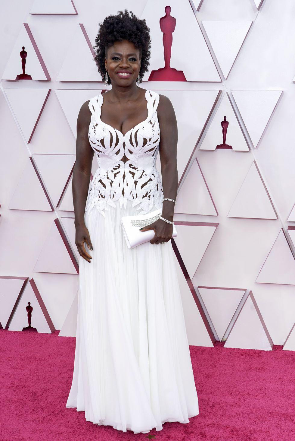 5. Viola Davis cũng chọn mốt "thả rông" như nhiều sao nữ khác. Thiết kế của Alexander McQueen khiến người nhìn không thể rời mắt khỏi vòng một "khủng" của nữ diễn viên da đen. Cô đeo trang sức Forevermark và ví cầm tay của Jimmy Choo. 5. Viola Davis cũng chọn mốt "thả rông" như nhiều sao nữ khác. Thiết kế của Alexander McQueen khiến người nhìn không thể rời mắt khỏi vòng một "khủng" của nữ diễn viên da đen. Cô đeo trang sức Forevermark và ví cầm tay của Jimmy Choo.