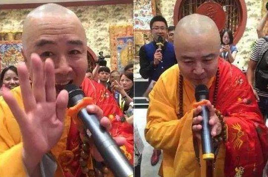 Từ Thiếu Hoa đóng vai Đường Tăng đi hát tại một sự kiện kinh doanh nhỏ gần đây. Từ Thiếu Hoa đóng vai Đường Tăng đi hát tại một sự kiện kinh doanh nhỏ gần đây.