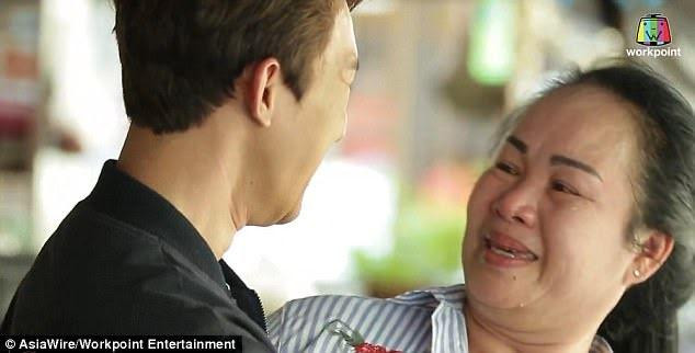 Hai mẹ con ôm nhau khóc trong hạnh phúc. Hai mẹ con ôm nhau khóc trong hạnh phúc.