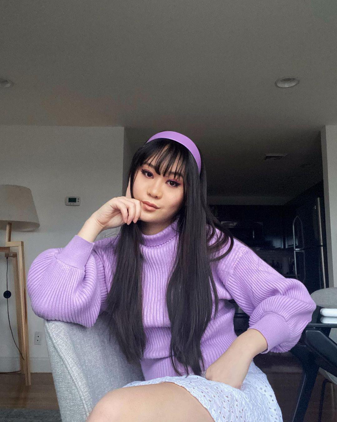 Jada hiện cũng đang học tập và sinh sống ở Mỹ. Qua những hình ảnh đăng trên trang cá nhân, thiếu nữ 18 tuổi cho thấy bản thân là cô gái tự tin, năng động, hòa đồng.