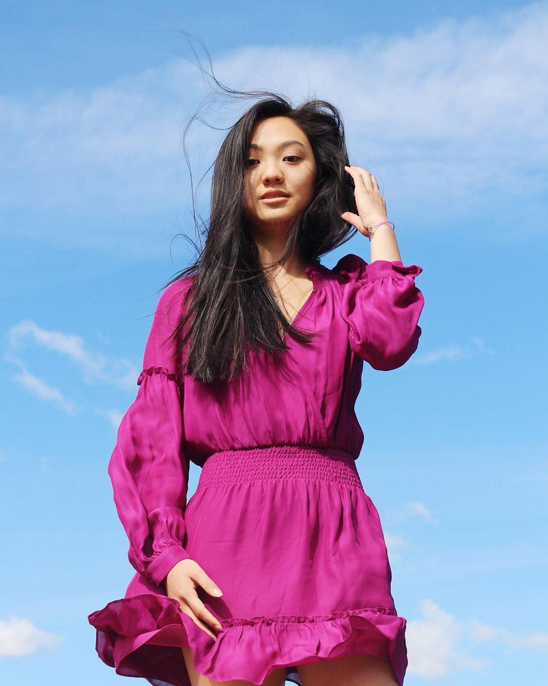 Ngoại hình ở tuổi thiếu niên của Jane không được đánh giá cao. Tuy nhiên, càng lớn cô càng &quot;trổ mã&quot;, sở hữu vẻ đẹp dịu dàng, nhưng vẫn năng động, hiện đại.