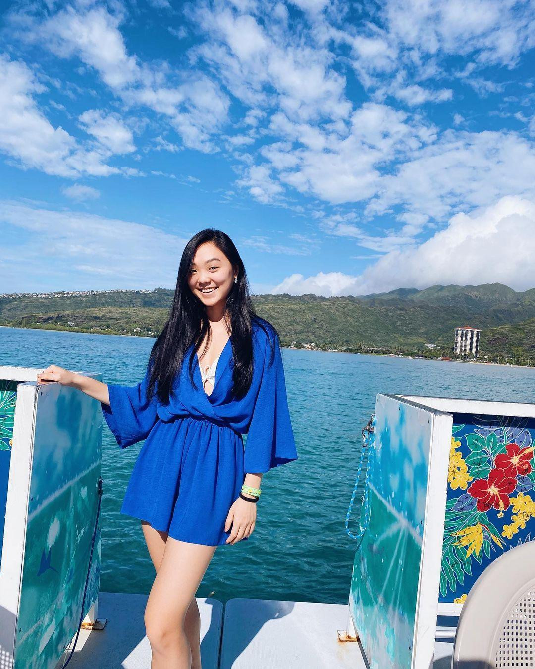 Tuy vậy, cô gái trẻ cân đối được giữa việc học, vui chơi và tham gia các hoạt động xã hội, vì cộng đồng. Trên Instagram, cô thường xuyên đăng ảnh bên bạn bè trong các hoạt động ngoại khóa.