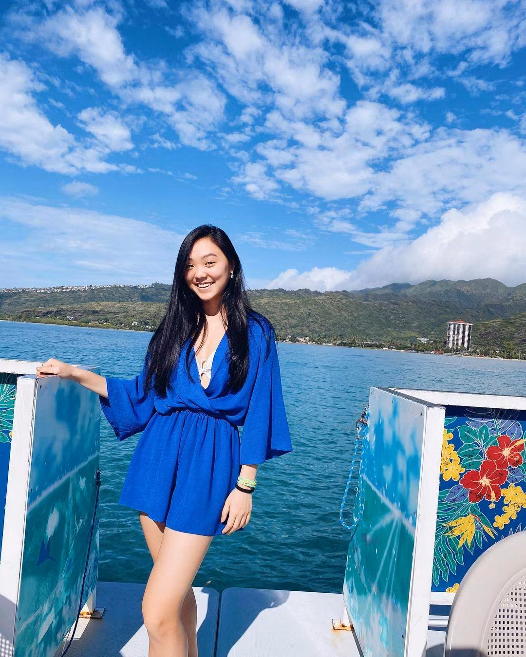 Tuy vậy, cô gái trẻ cân đối được giữa việc học, vui chơi và tham gia các hoạt động xã hội, vì cộng đồng. Trên Instagram, cô thường xuyên đăng ảnh bên bạn bè trong các hoạt động ngoại khóa.
