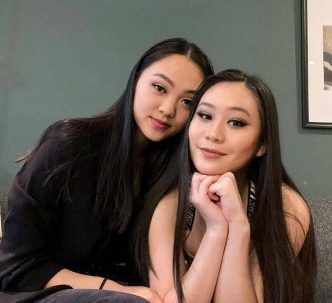 Trong ảnh, Jane và Jada có nét tương đồng trên gương mặt, đều để tóc dài và trang điểm đậm chất Âu Mỹ. Tuy nhiên, có thể thấy rõ sự khác biệt về phong cách giữa hai chị em. Jane mặc đồ đen kín đáo, trang nhã, trang điểm nhẹ nhàng. Trong khi đó, Jada theo đuổi sự gợi cảm, với chiếc áo khoét cổ rộng, ôm sát cơ thể tôn lên vòng một &quot;bốc lửa&quot;. Cô kẻ mắt đậm hơn chị gái.