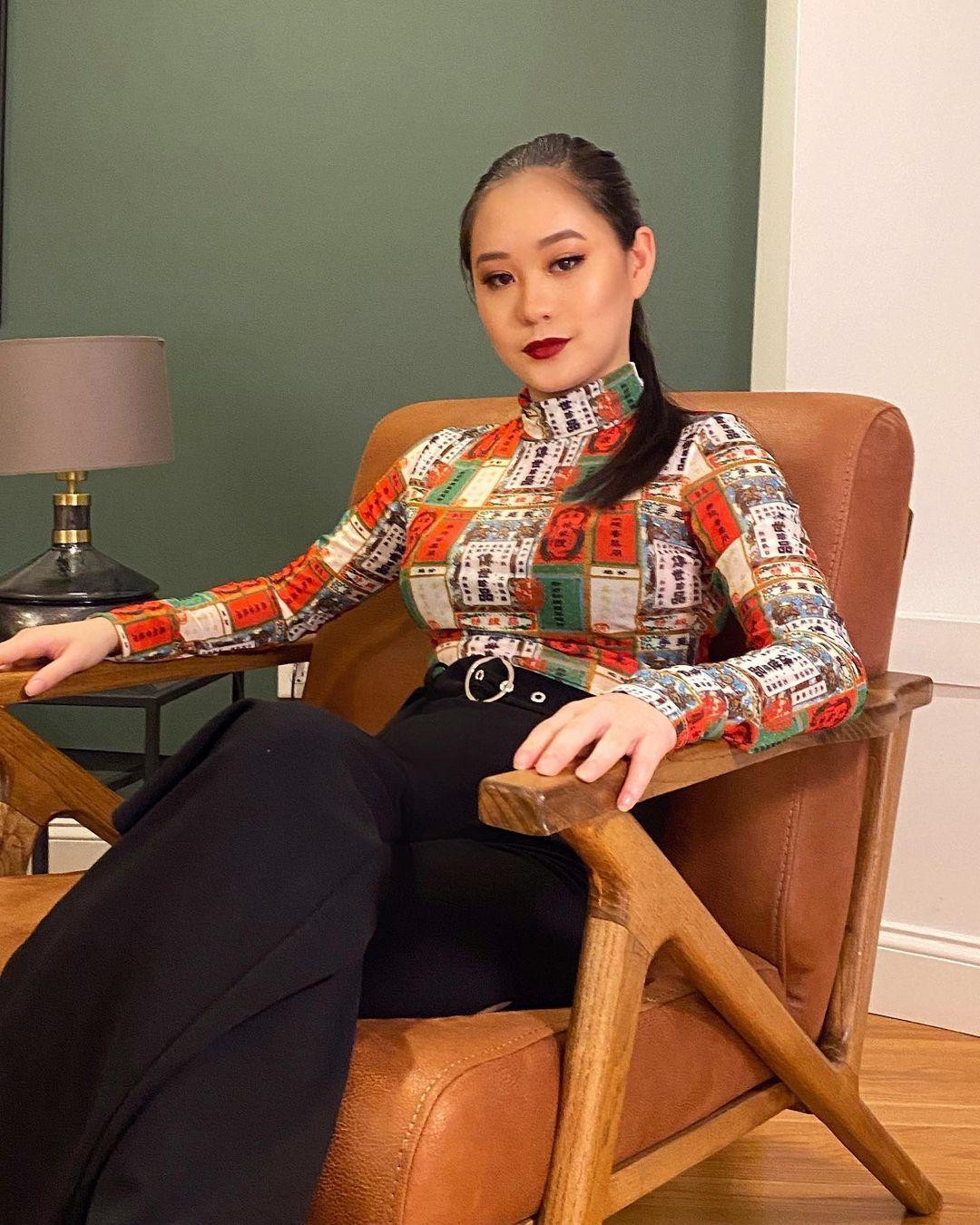 Khác với chị gái, Jada lựa chọn ăn mặc, trang điểm theo phong cách quyến rũ, trưởng thành. Do đó, dù thua chị gái 2 tuổi, nhiều lúc cô trông chững chạc hơn.