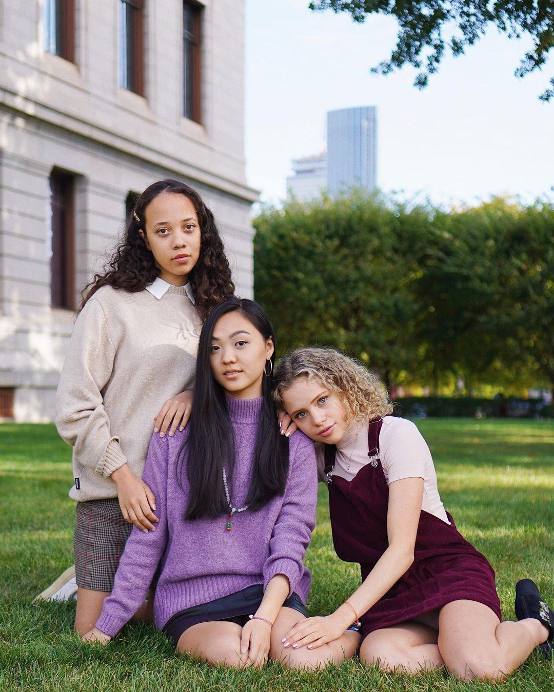 Jane sinh năm 2000, hiện đang là sinh viên ngành kinh tế tại Đại học Harvard danh giá của Mỹ. Năm 16 tuổi, cô từng gây ấn tượng khi tự tin thuyết trình trước hàng trăm doanh nhân tại Hội thảo Toàn cầu về Nữ giới và Doanh nhân tại Quảng Châu.