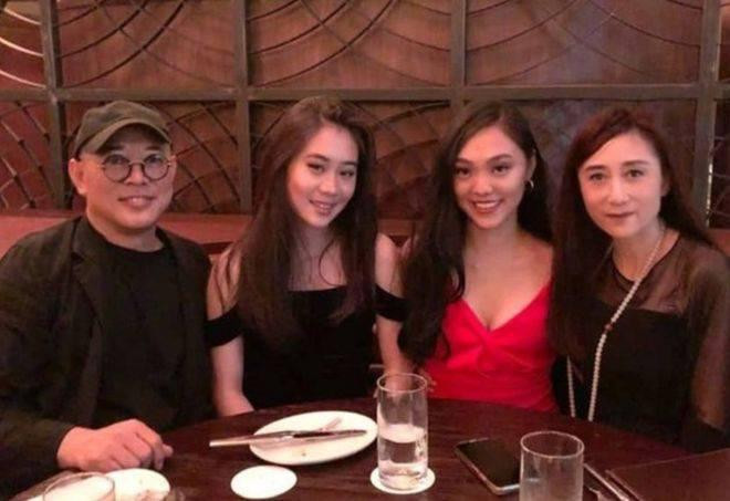 Jane và Jada là con gái của ngôi sao võ thuật Trung Quốc Lý Liên Kiệt và vợ hai, Hoa hậu Lợi Trí. Tài tử họ Lý cũng có hai con gái trong cuộc hôn nhân trước với Hoàng Thu Yến là Lý Tư (SN 1988) và Lý Đài Mật (SN 1989).